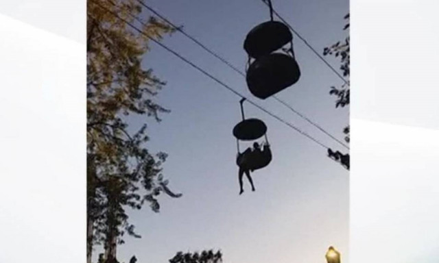 Δραματική διάσωση 14χρονης: Κρεμάστηκε στο κενό σε παιχνίδι του λούνα παρκ (vid)