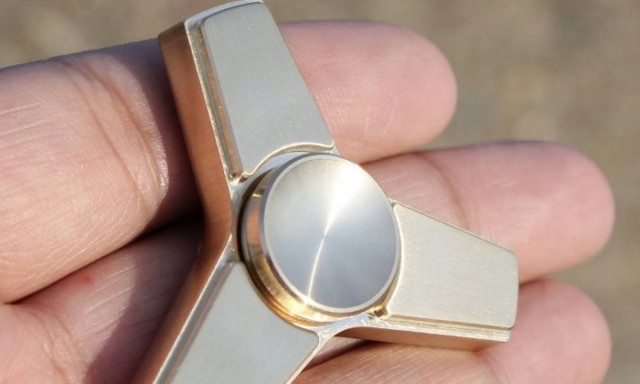 Φρενίτιδα για το fidget spinner: Δέκα πράγματα που δεν ξέρετε για το παιχνίδι