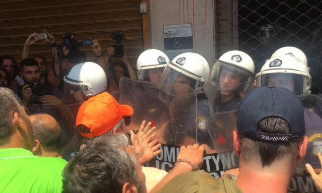 Επεισόδια στην πορεία της ΠΟΕ - ΟΤΑ - Σε εξέλιξη η συνάντηση με τον Πάνο Σκουρλέτη