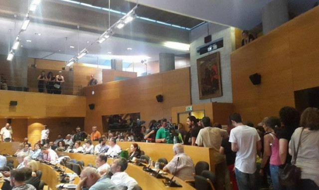 Θεσσαλονίκη: Ένταση στο δημοτικό συμβούλιο για τους συμβασιούχους στην καθαριότητα (vids)