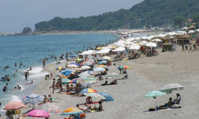 Καιρός τώρα: Με 45 βαθμούς σαρώνει ο «καύσωνας της δεκαετίας» (pics)