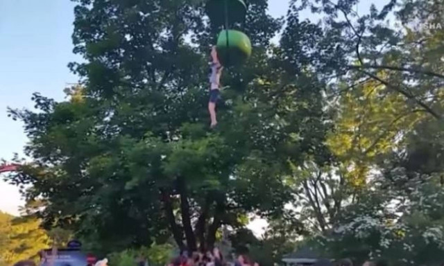 Βίντεο - σοκ: 14χρονη πέφτει από παιχνίδι λούνα πάρκ στο κενό