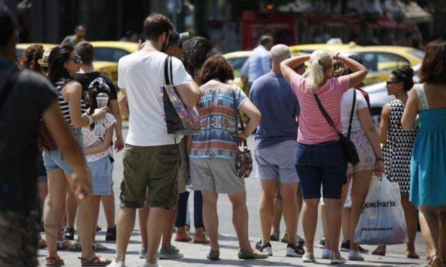 Καύσωνας: Κλιματιζόμενες αίθουσες σε Αθήνα και Πειραιά για τις υψηλές θερμοκρασίες