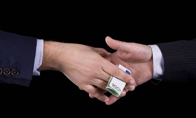 Ελεύθεροι οι δύο εφοριακοί για το... «φακελάκι» στη Ρόδο