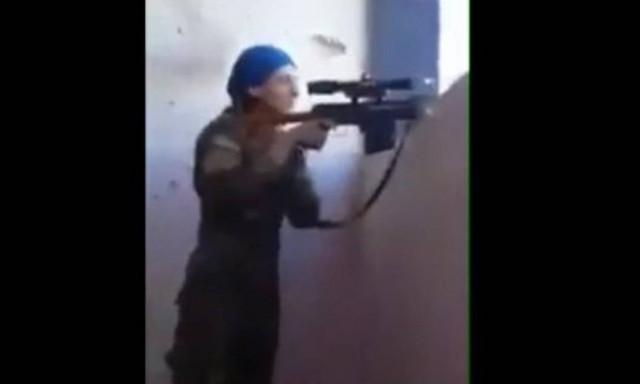 Συγκλονιστικό ντοκουμέντο: Σφαίρα περνά ξυστά από το κεφάλι Κούρδισσας μαχήτριας κι εκείνη γελάει!