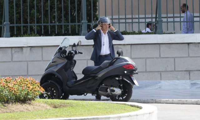 Θεοδωράκης: Επέστρεψε στην βουλή μετα την επέμβαση