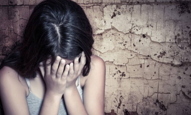 Φρίκη στη Λάρισα: Τέσσερις άνδρες κλείδωσαν σε δωμάτιο 14χρονη και τη βίαζαν