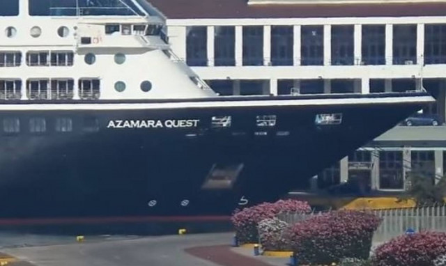 Σάλπαρε η κρουαζιέρα των οργίων από τον Πειραιά - Δείτε βίντεο