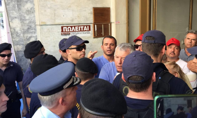 Η ΠΟΕΔΗΝ γιούχαρε τον Τσίπρα έξω από το Υπουργείο Υγείας: «Μπλόκο» από την ΕΛΑΣ (pics+vids)