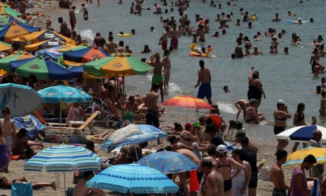 Καύσωνας: Όπου φύγει φύγει... Χαμός στους δρόμους που οδηγούν στις παραλίες