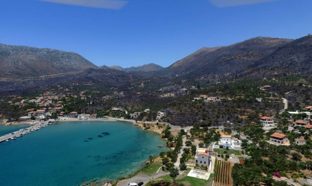 Φωτιά στη Μάνη: Μεγάλη μάχη των πυροσβεστών με τις αναζωπυρώσεις - Κάηκαν σπίτια