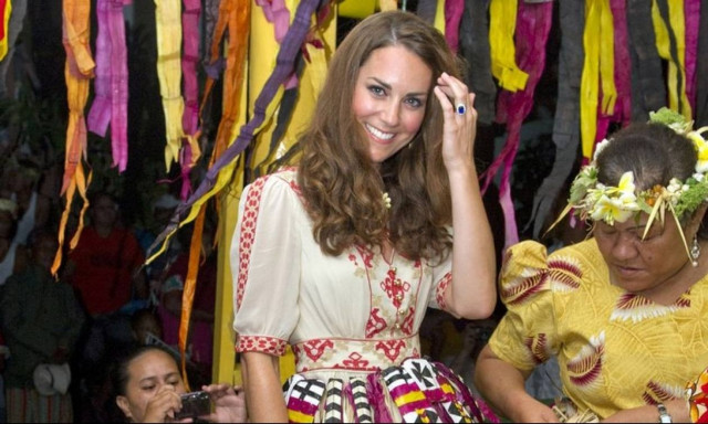 Οι γυμνόστηθες φωτογραφίες της Κέιτ Μίντλετον που σόκαραν τη βασίλισσα Ελισάβετ (Pic+Vid)