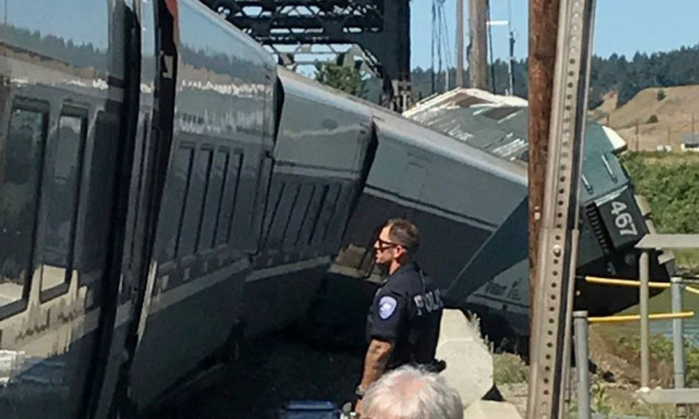 Τρόμος στις ράγες: Εκτροχιάστηκε τρένο στη Ουάσινγκτον των ΗΠΑ (Pics+Vid)