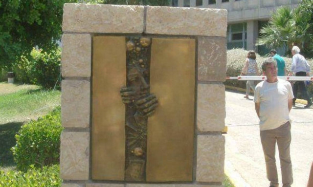 Μνημείο ΕΡΤ: «Φωτιά» στο ελληνικό Twitter και σχόλια... φαρμάκι!