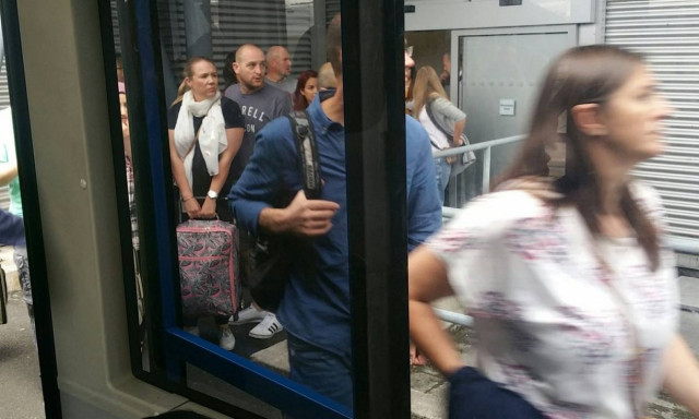 Συναγερμός στη Βρετανία: Δείτε εικόνα από την εκκένωση του αεροδρομίου του Μάντσεστερ