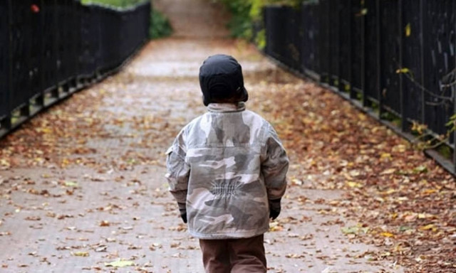 Σοκ στη Λάρισα: Αγοράκι 1,5 ετών βρέθηκε να περιφέρεται μόνο του στο δρόμο