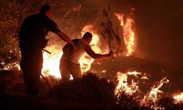 Πυρκαγιά Ηλεία: «Ξύπνησαν» μνήμες 2007 – Μια «ανάσα» από την Αρχαία Ολυμπία οι φλόγες