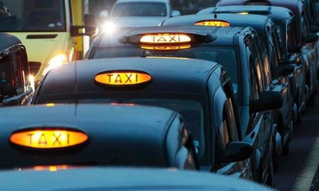 Απίστευτο! Βουλευτής φέρεται να... δάγκωσε ταξιτζή για 12 ευρώ