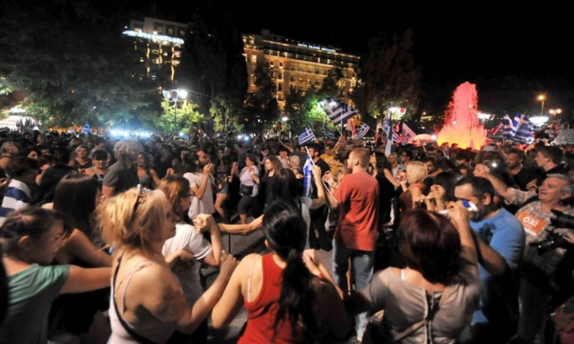 Χόρευαν στο Σύνταγμα για τα… 100 δισ. στην πλάτη τους!