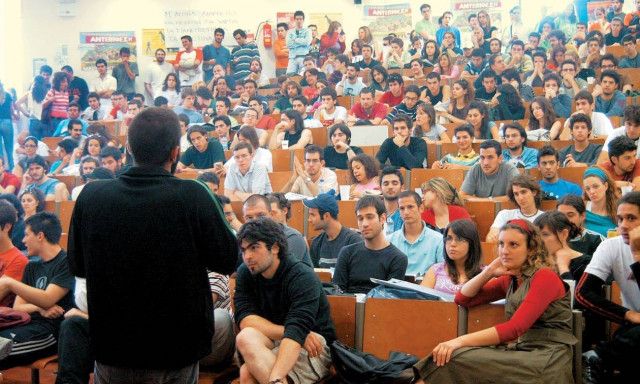 Απόφοιτοι πανεπιστημίων αξίας... 400 ευρώ!