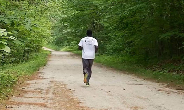 Δρομέας ξέφυγε από δύο αρκούδες που τον κυνήγησαν ενώ έκανε προπόνηση! (vid)