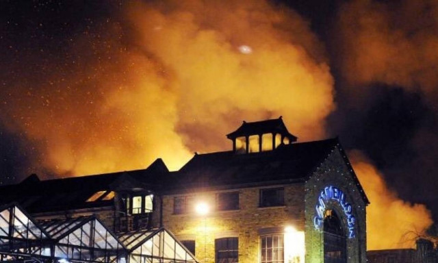 Μεγάλη πυρκαγιά στο Camden Market του Λονδίνου (pics+vid)