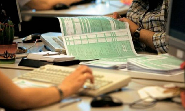 Κρήτη: Η φωτογραφία που προκάλεσε σάλο! Τι έκανε εφοριακός την ώρα που ο κόσμος περίμενε στην ουρά!