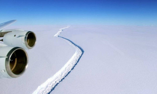 Giant iceberg splits from Antarctic