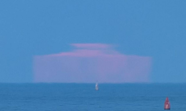 Το... ορθογώνιο φεγγάρι που προκάλεσε θεωρίες συνωμοσίας! (pics)