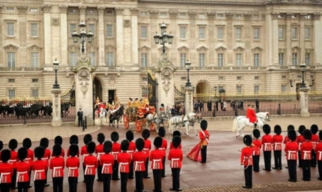 Αυτή είναι η πιο κομψή βασίλισσα! (pics)