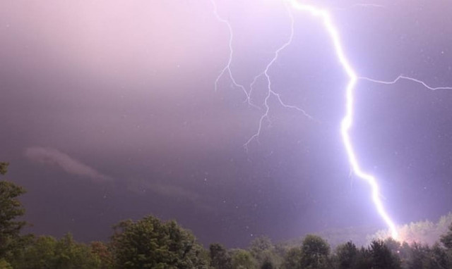 Σοκ: Χτυπήθηκε από κεραυνό στο γάμο της κόρης του