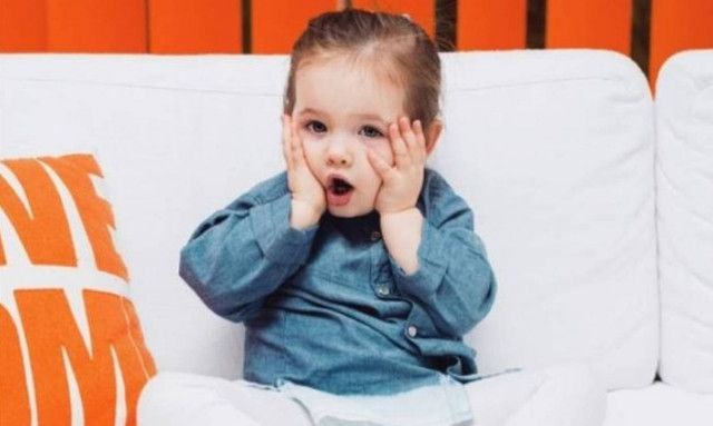 Το μήλο, κάτω απ' τη μηλιά: Αν και είναι δύο ετών απολαμβάνει την πρώτη της... πασαρέλα!