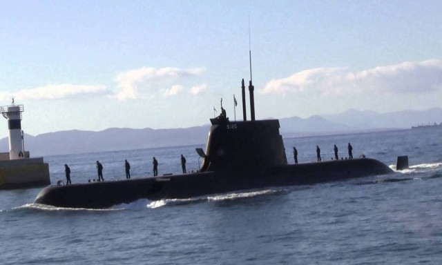 Απίστευτο θέαμα: Υποβρύχιο στο λιμάνι της Σούδας – Δείτε τις εντυπωσιακές εικόνες