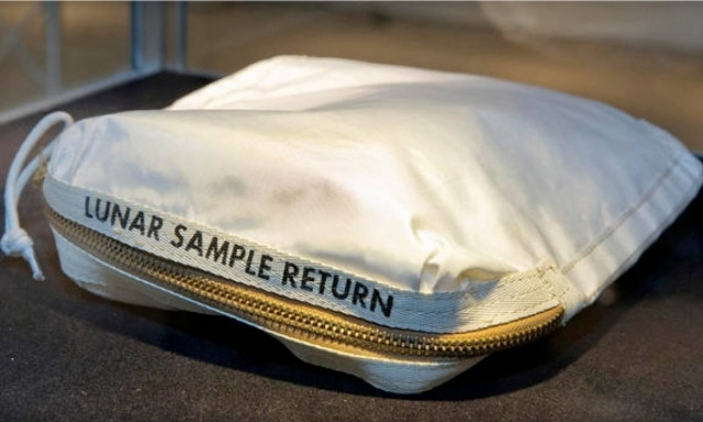 Αστρονομικό ποσό για το σάκο με τον οποίο ο αστροναύτης Άρμστρονγκ μετέφερε στη Γη σεληνιακή σκόνη