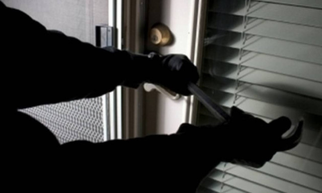 Αν και ηλικιωμένος, κατάφερε να δείρει για τα... καλά τούς επίδοξους κλέφτες!