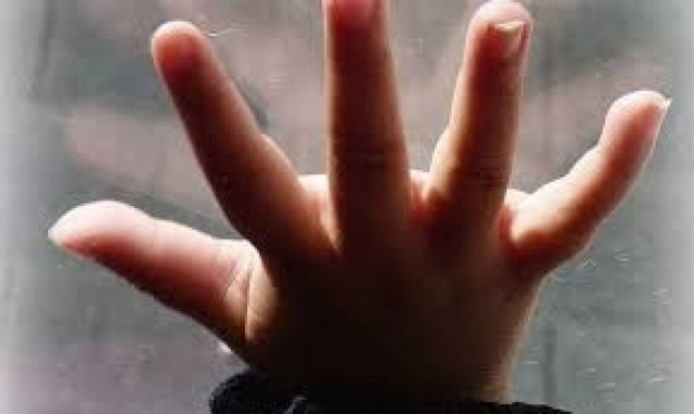 Φριχτός θάνατος για 4χρονο αγγελούδι: Την έδεναν με μονωτική ταινία στο κρεβάτι (pics)