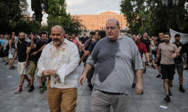 Σύνταγμα: Πέταξαν καφέδες και νερά σε Φίλη - Ξυδάκη - Η στιγμή της επίθεσης (vid)