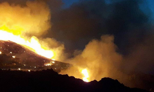 Υπό μερικό έλεγχο η μεγάλη φωτιά στα Χανιά