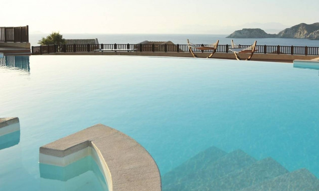 Σοκ σε ξενοδοχείο στην Κρήτη: Νεαρή τουρίστρια «βούτηξε» στο κενό