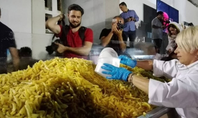 Η Νάξος στο Γκίνες με 554 κιλά τηγανητές πατάτες!