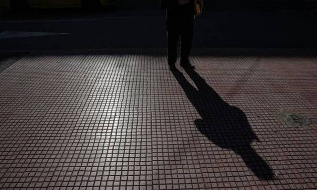 Απίστευτο: Οι μισοί νέοι ως 35 ετών στην Ελλάδα έχουν μοναδικό εισόδημα το χαρτζιλίκι των γονιών!