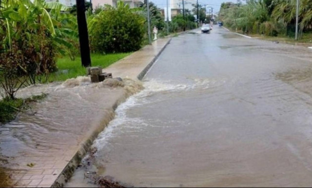 Κακοκαιρία - Λήμνος: Οι δρόμοι έγιναν ένα με τη θάλασσα - Χωρίς ρεύμα η Μύρινα (pics+vid)