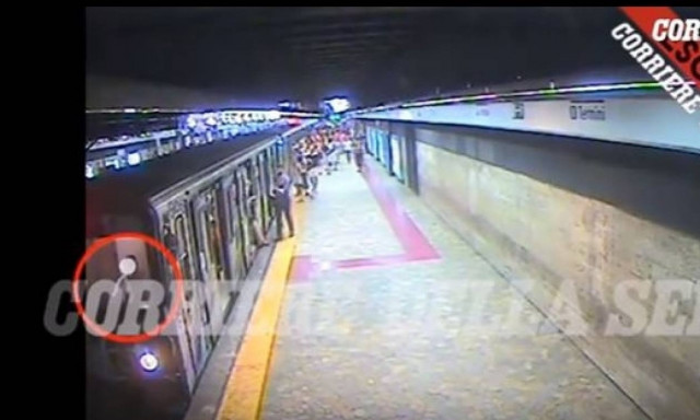 Σοκ: Γυναίκα σύρθηκε πιασμένη σε πόρτα βαγονιού ενώ ο οδηγός... έτρωγε! (vid)