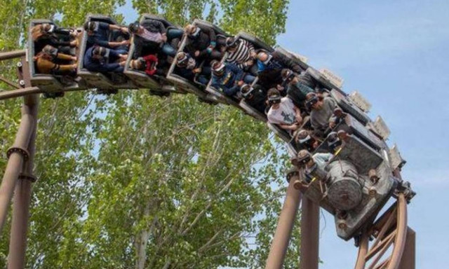 Πανικός σε λούνα παρκ: Συγκρούστηκαν τρενάκια γεμάτα κόσμο! (vid)