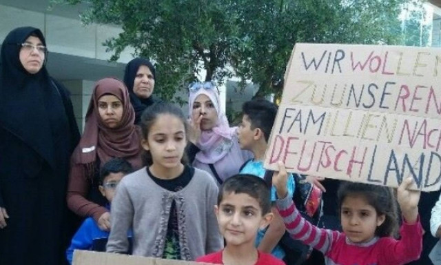 Θεσσαλονίκη: Διαμαρτυρία Σύρων προσφύγων έξω από το γερμανικό προξενείο