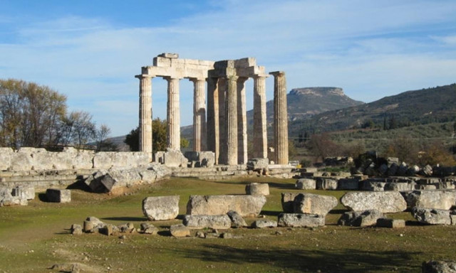 Έβγαλε selfie στο ναό του Δία στη Νεμέα μόνο... με το εσώρουχο
