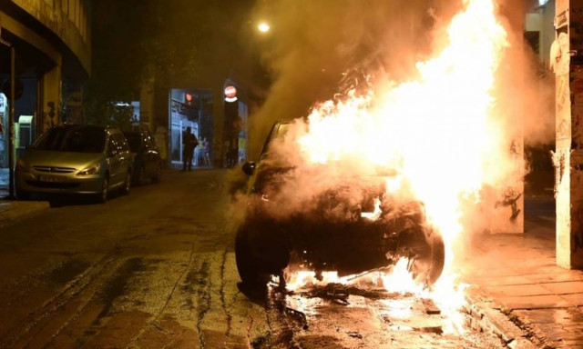 Επεισόδια στα Εξάρχεια – Κουκουλοφόροι έριξαν μολότοφ και πυρπόλησαν Ι.Χ.