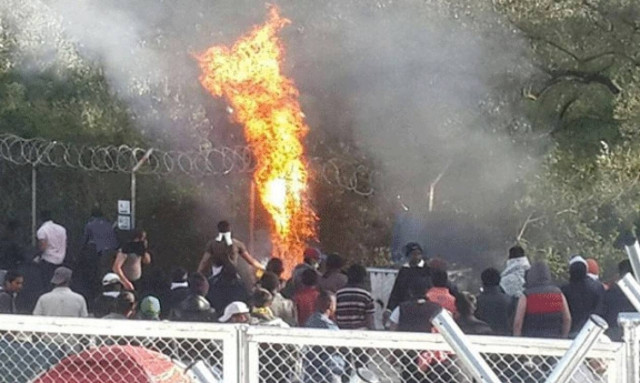 Εξέγερση μεταναστών στη Μυτιλήνη: Καίνε το Κέντρο Κράτησης στη Μόρια – Τραυματίστηκε αστυνομικός