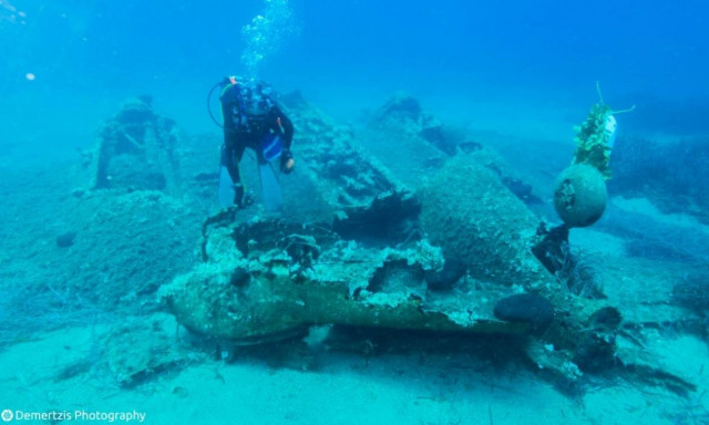 Εντυπωσιακές εικόνες: Δείτε το βομβαρδιστικό «Martin Baltimore» στο βυθό της Ικαρίας
