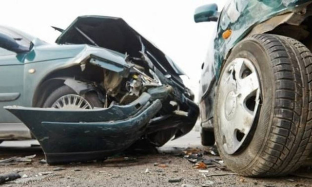 Τρίκαλα: Εγκλωβισμένη γυναικά μετά από σφοδρή καραμπόλα τριών αυτοκινήτων